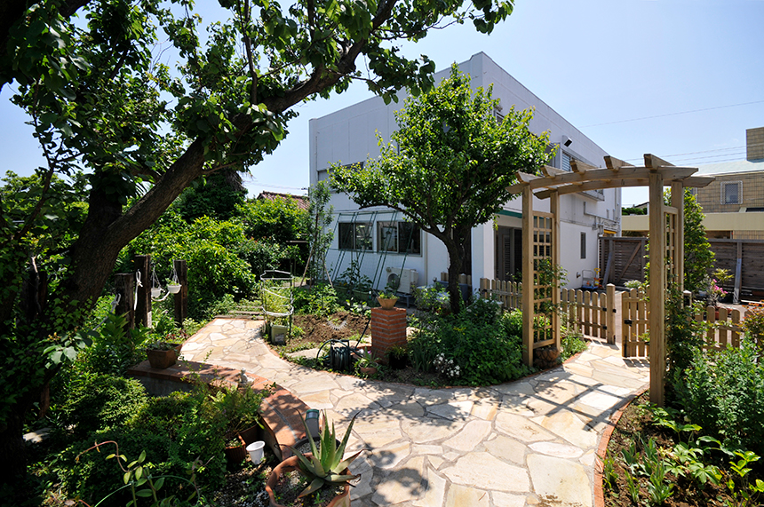 おばあちゃんと住む家・中庭の画像