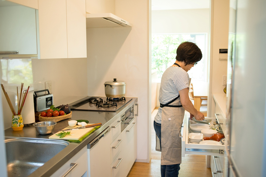 アクティブに暮らしを楽しむシニア世代の家・キッチン画像