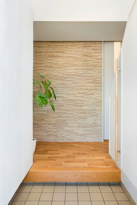 アクティブに暮らしを楽しむシニア世代の家・玄関ホール画像