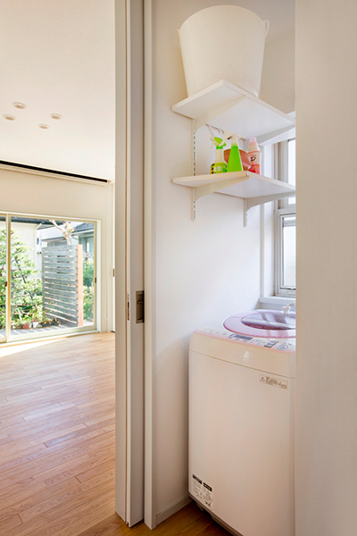 アクティブに暮らしを楽しむシニア世代の家・洗面室画像