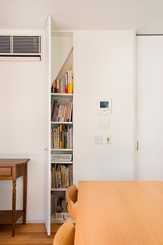 アクティブに暮らしを楽しむシニア世代の家・キッチン収納の画像