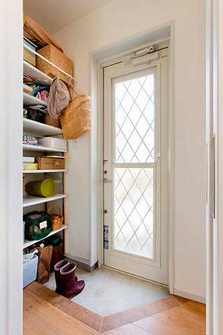 アクティブに暮らしを楽しむシニア世代の家・収納の画像