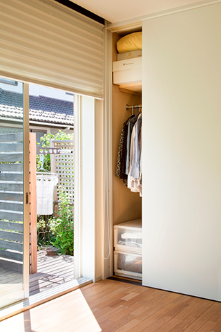 アクティブに暮らしを楽しむシニア世代の家・収納の画像