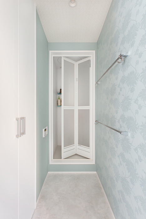 家族ひとり一人を大切にする家・シャワールームと脱衣スペース画像